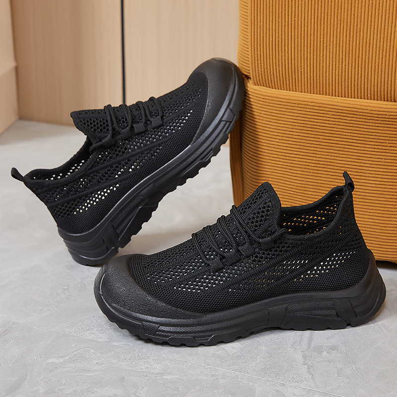 The new summer shoes for women are versatile, with a shallow toe and flat bottom. You can wear the old Beijing cloth shoes with soft soles and comfortable mom shoes full figure