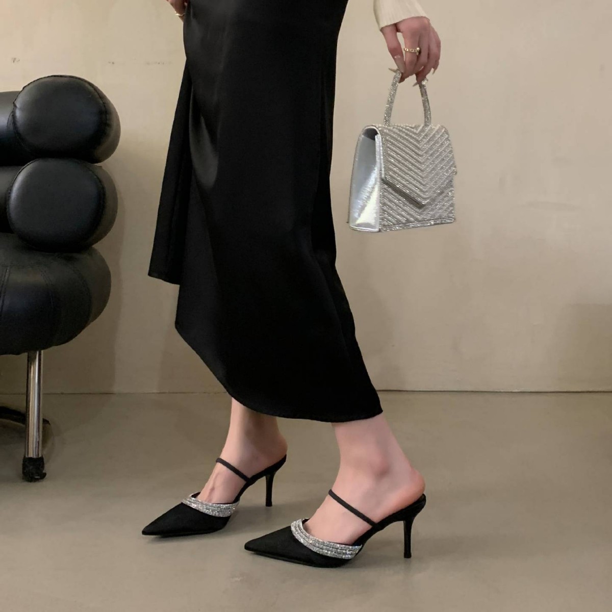New 2024 winter collection of pointed-toe purple thin-heeled high-heeled, shallow-cut rhinestone, one-piece silk sandals, semi-flip-flops for women Application Scenario