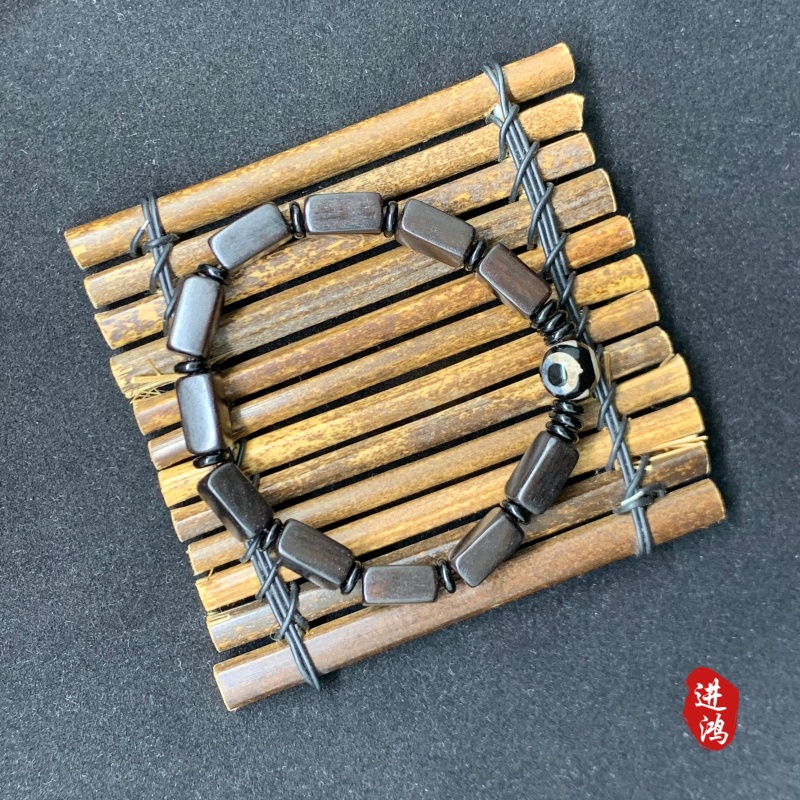 The new Chinese-style sandalwood bead and black sandalwood bracelet with a plain ring is a new favorite for cultural and artistic bracelets. It is made of black sandalwood and black sandalwood beads, simple and elegant, fully demonstrating the charm of the East. details Picture