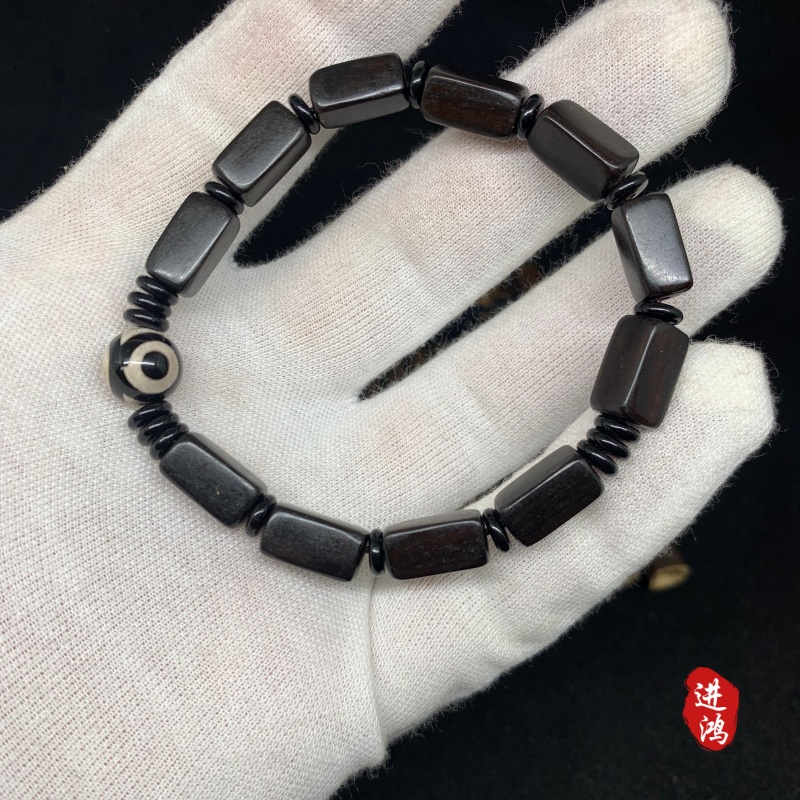 The new Chinese-style sandalwood bead and black sandalwood bracelet with a plain ring is a new favorite for cultural and artistic bracelets. It is made of black sandalwood and black sandalwood beads, simple and elegant, fully demonstrating the charm of the East. Item Picture