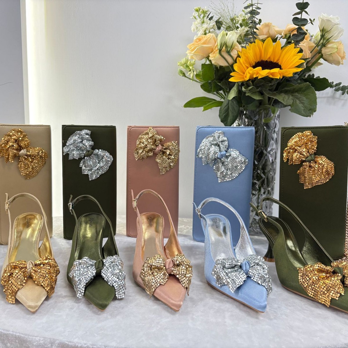 The 2025 new elegant and noble velvet high heels with metal bows, exquisite hand-held evening bag, suitable for party banquets full figure