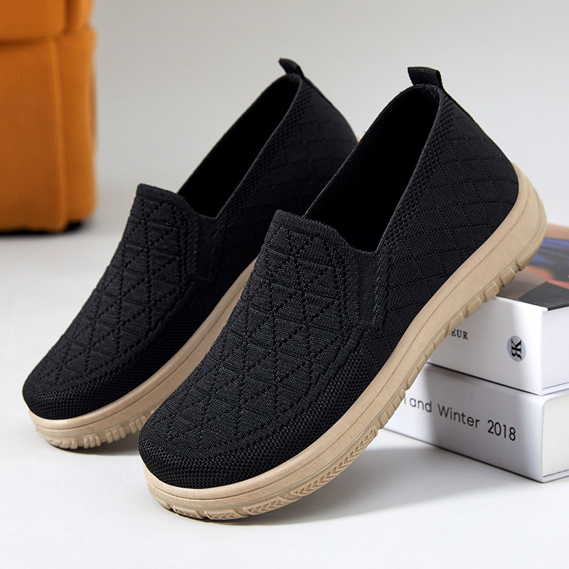 New spring style shoes for women: Versatile shallow flat shoes. One step on the old Beijing cloth shoes. Soft soles and comfortable mom shoes Application Scenario