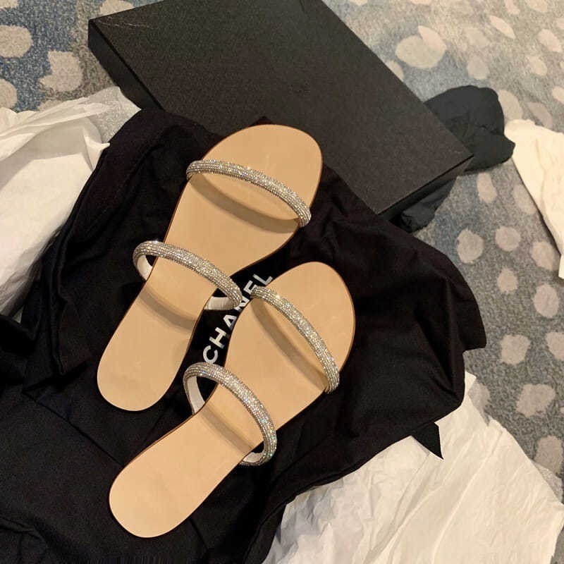 The 2023 summer new fairy-like style one-piece flat, diamond-encrusted flip-flops are perfect for outerwear Application Scenario