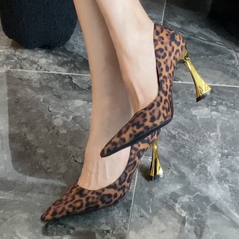 The same style of horse hoof gold and leopard print shallow-mouth satin single shoes for women, pointed-toe thick-heeled hot girl style sexy high heels as in the forest Item Picture