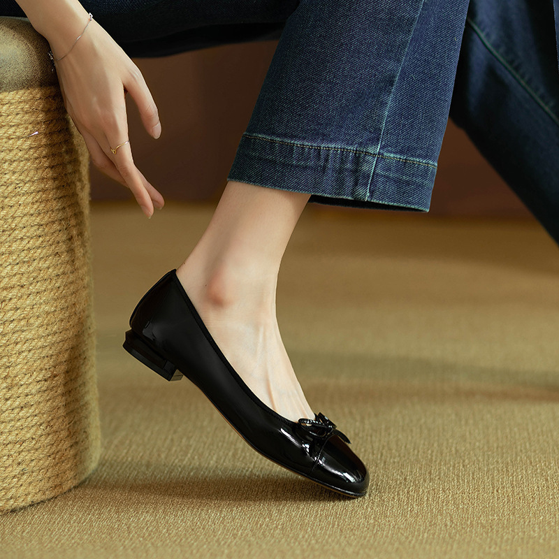 Retro bow, square toe, shallow mouth, flat, low-heeled single shoe for women, Spring and Autumn 2025 new style patent leather women's shoes wedding shoes Application Scenario