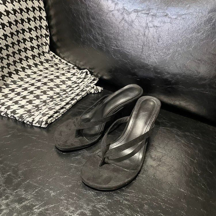 French retro high-end high-heeled women's shoes, toe clip-on fashionable sandals for women's summer 2025 new style, thick-heeled outerwear flip-flops details Picture