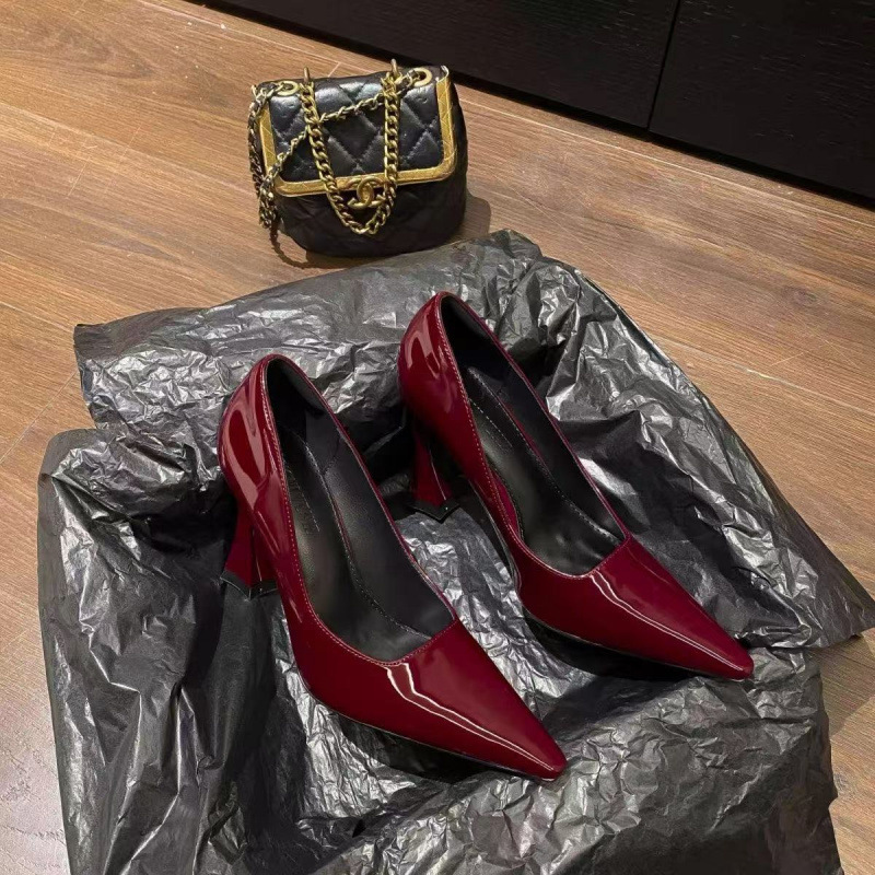 The new style of the "Horseshoe and Shallow Toe" single shoe for commuting in 2025, a spring French retro style high heel for women with a pointed toe full figure