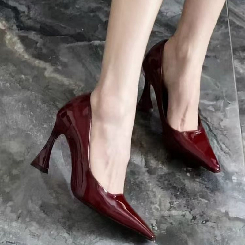 In 2025, a new style of hoof-shaped and shallow-toed single shoe for commuting, a spring French retro style high heel for women with a pointed toe Application Scenario