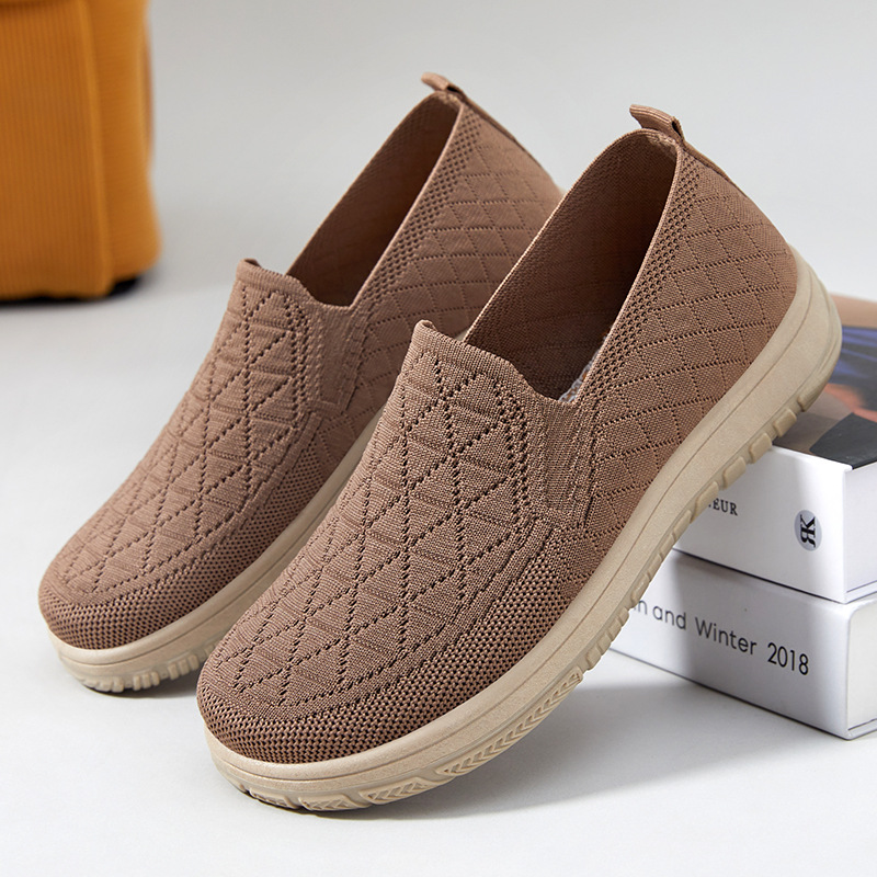 New spring style shoes for women: Versatile shallow flat shoes. One step on the old Beijing cloth shoes. Soft soles and comfortable mom shoes full figure
