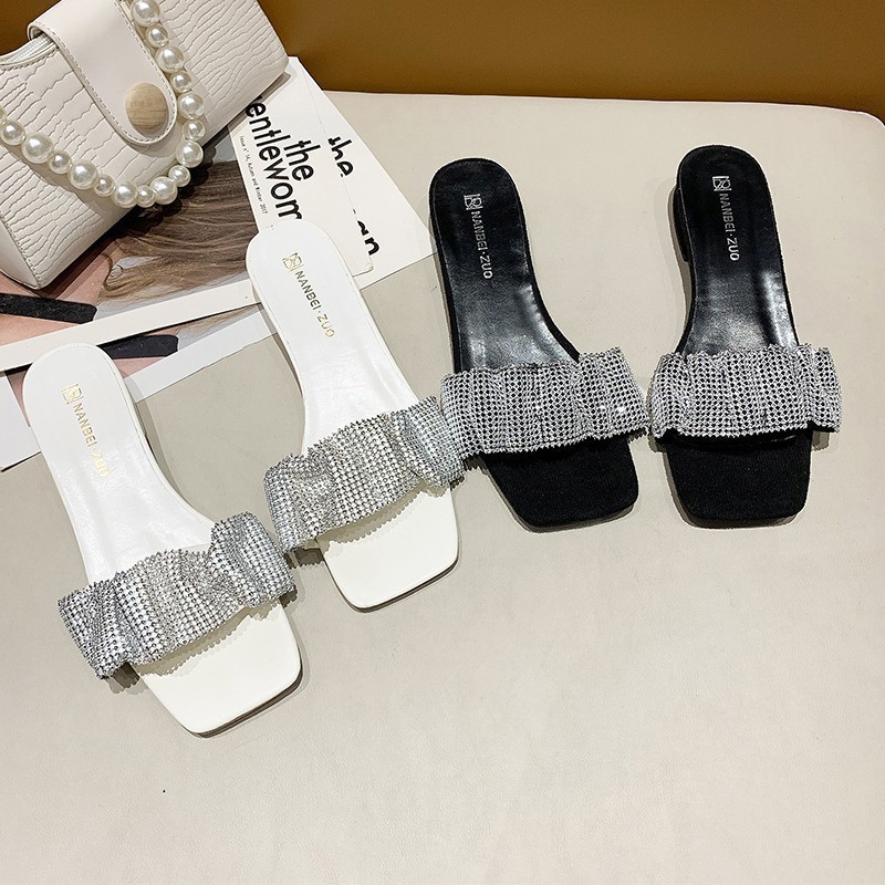 The new 2024 flip-flops are designed for women to wear outside with exposed toes and thick heels. They are a fashionable summer pair with rhinestones for women Specification drawing