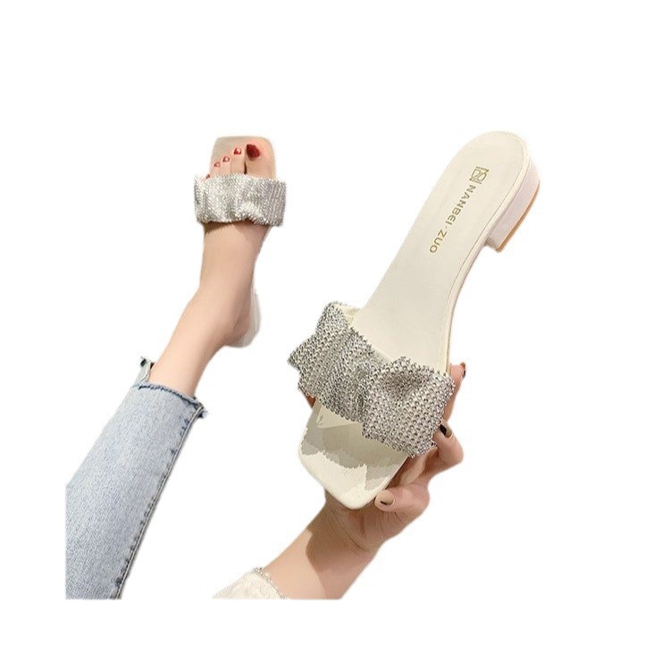 The new 2024 flip-flops are designed for women to wear outside with exposed toes and thick heels. They are a fashionable summer pair with rhinestones for women Item Picture