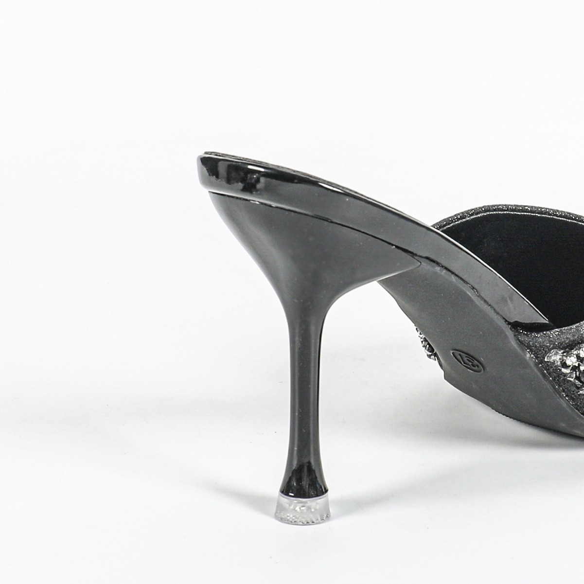 The 2025 new summer pointed-toe high-heeled flip-flops for women, featuring a slender pointed-toe style and a noble lady's style Application Scenario