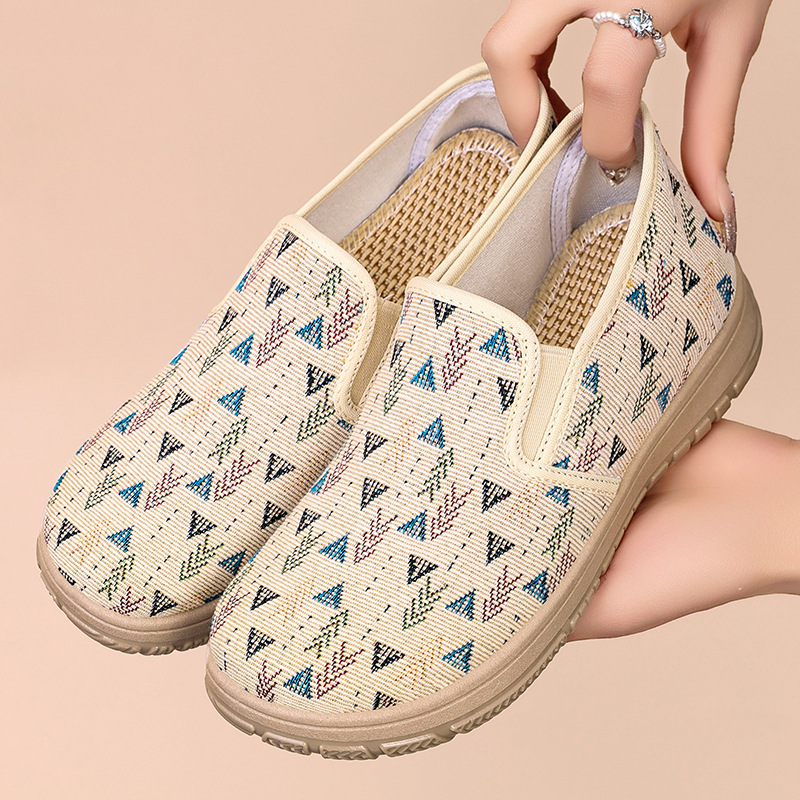 Spring new women's shoes, shallow shoes, women's flat canvas shoes, lazy casual shoes, versatile old Beijing cloth shoes full figure