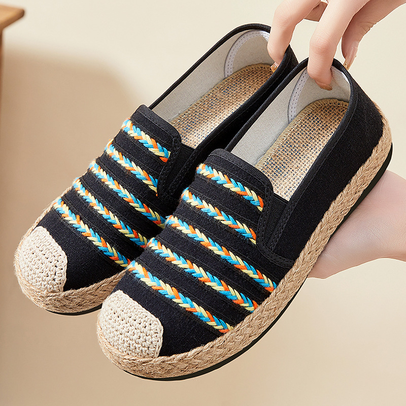 This is a new spring collection of women's casual shoes with a ethnic style. It features a shallow opening for mothers and polyurethane women's shoes with soft soles that are not tiring to the feet full figure