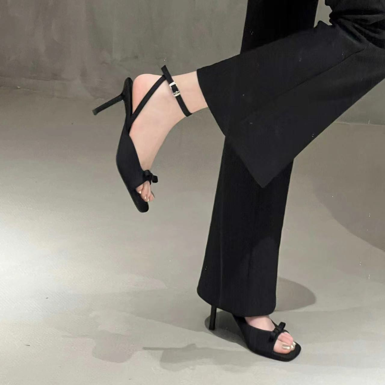 New square-toed ankle straps, silver silk satin bow, high-heeled flip-flops, thin-heeled open-toe women's sandals details Picture