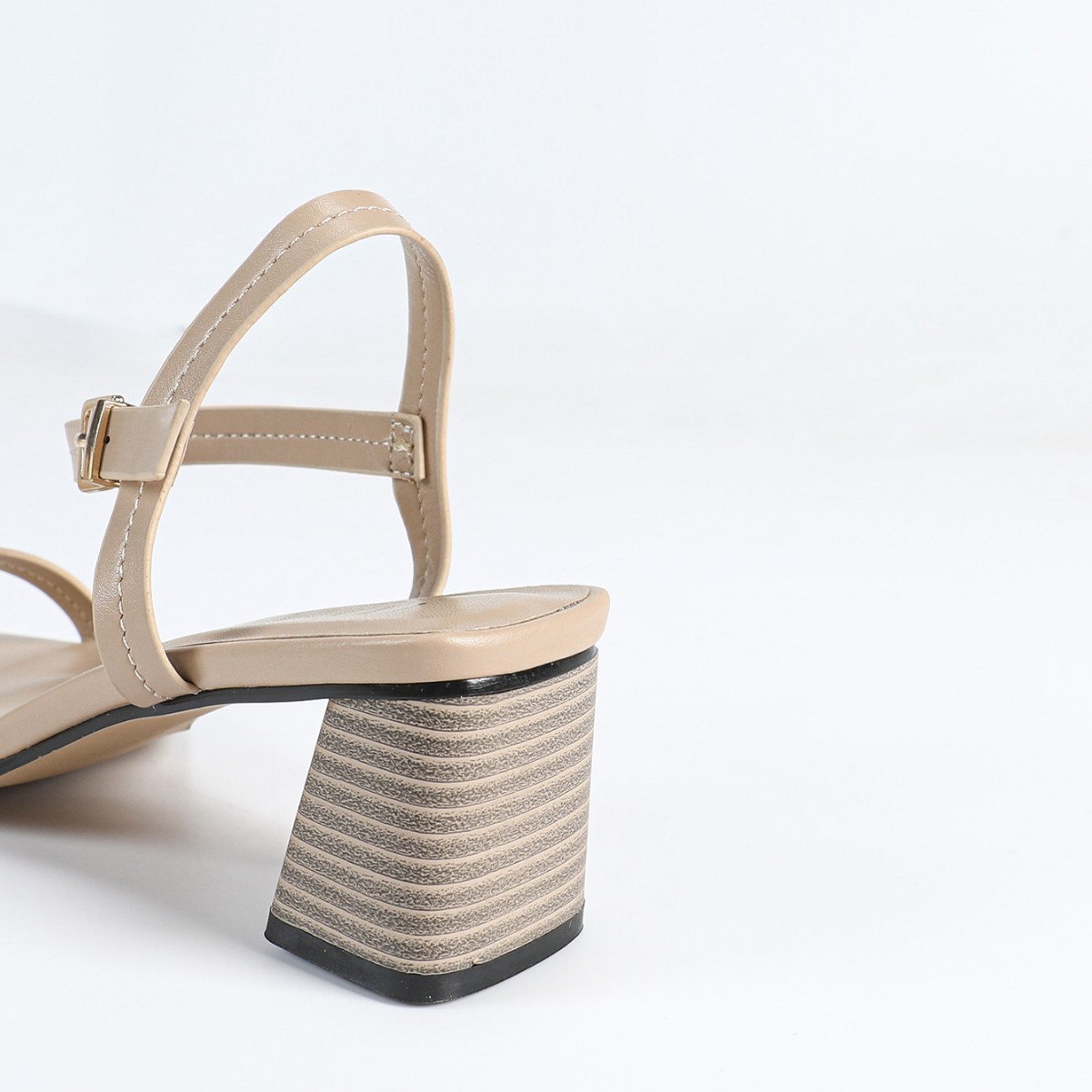 New cross-border summer sandals with exposed toes, simple and versatile daily women's shoes, elegant and not tiring to the feet high heels Application Scenario