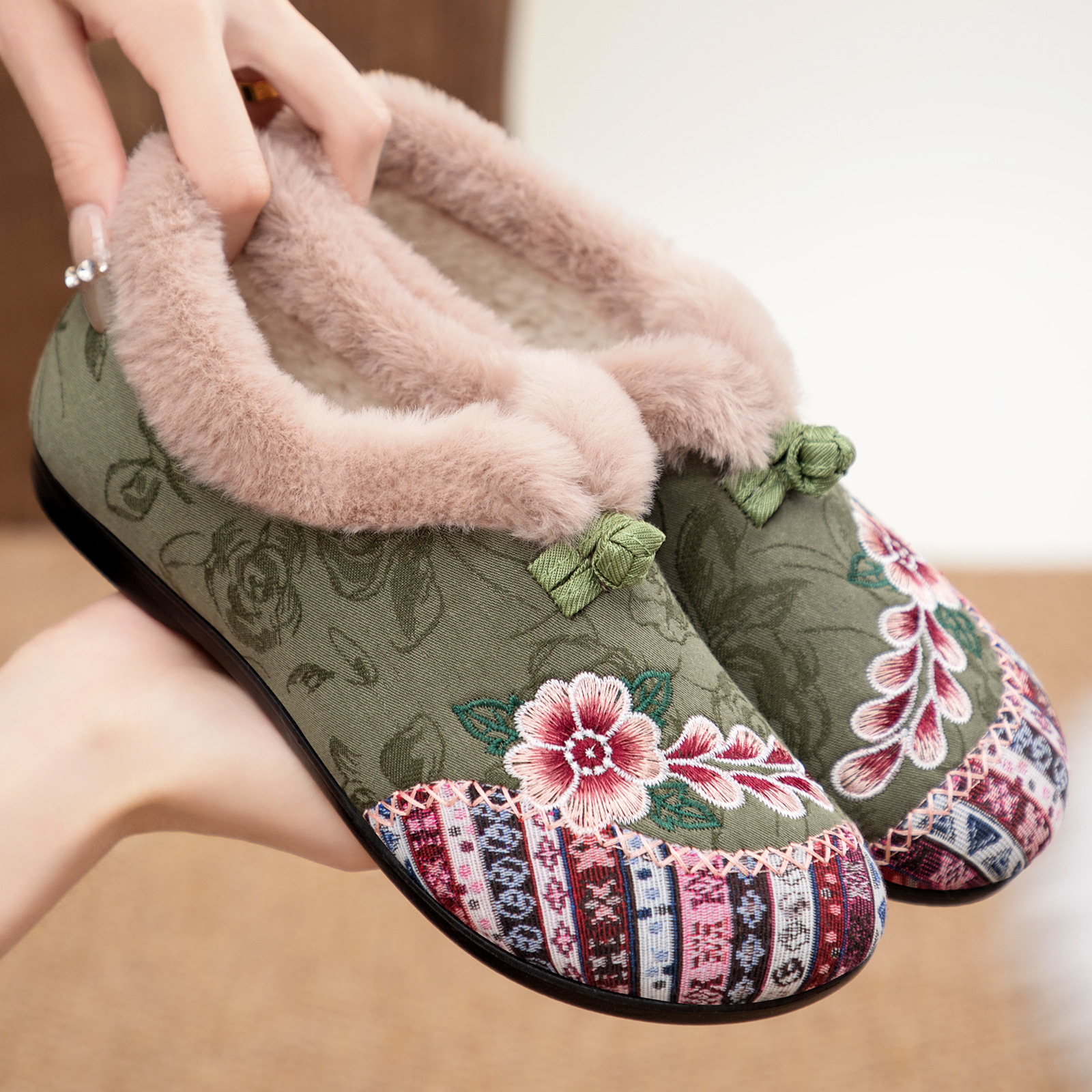 Women's cotton shoes, winter women's shoes with fleece, one-foot embroidered shoes, ethnic style woolen shoes, cross-border large-sized winter shoes Specification drawing