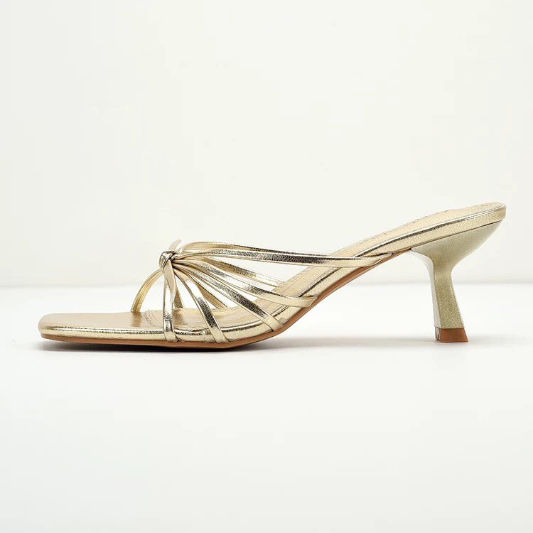French gold high-heeled flip-flops for women's outerwear in the summer of 2025, a new style that exudes a touch of elegance. It features a thin belt with a mid-heel and exposed toe details Picture