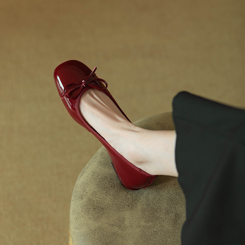 Retro bow, square toe, shallow mouth, flat, low-heeled single shoe for women, Spring and Autumn 2025 new style patent leather women's shoes wedding shoes full figure