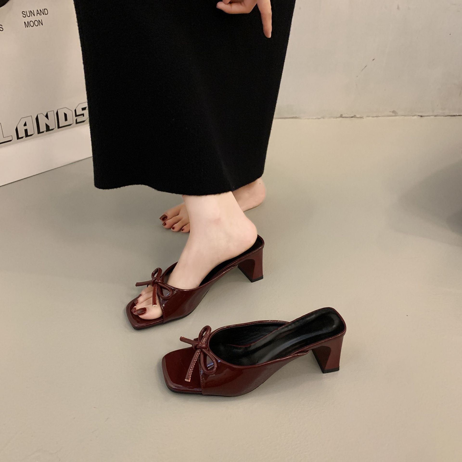 French bow thick-heeled flip-flops for women to wear outside, 2025 new summer cross-border large-sized fish-mouth open-toe high heels Application Scenario