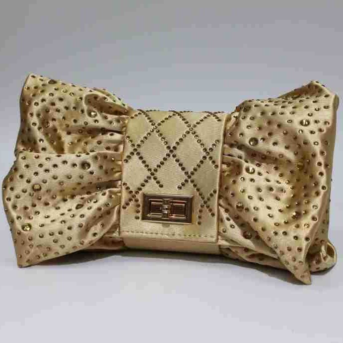 This is a small square bag with a unique design sense and a diamond-encrusted hand-held dinner bag for foreign trade sources full figure