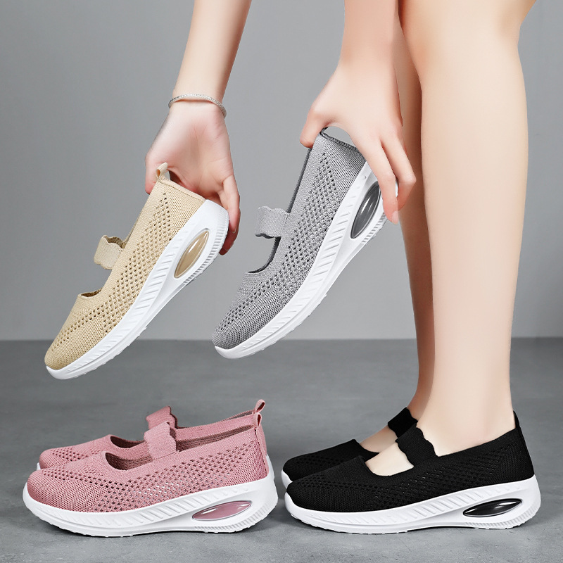 The old Beijing cloth shoes are comfortable, breathable and soft-soled casual women's net shoes for the middle-aged and elderly. One step on the perforated net surface mom shoes Application Scenario