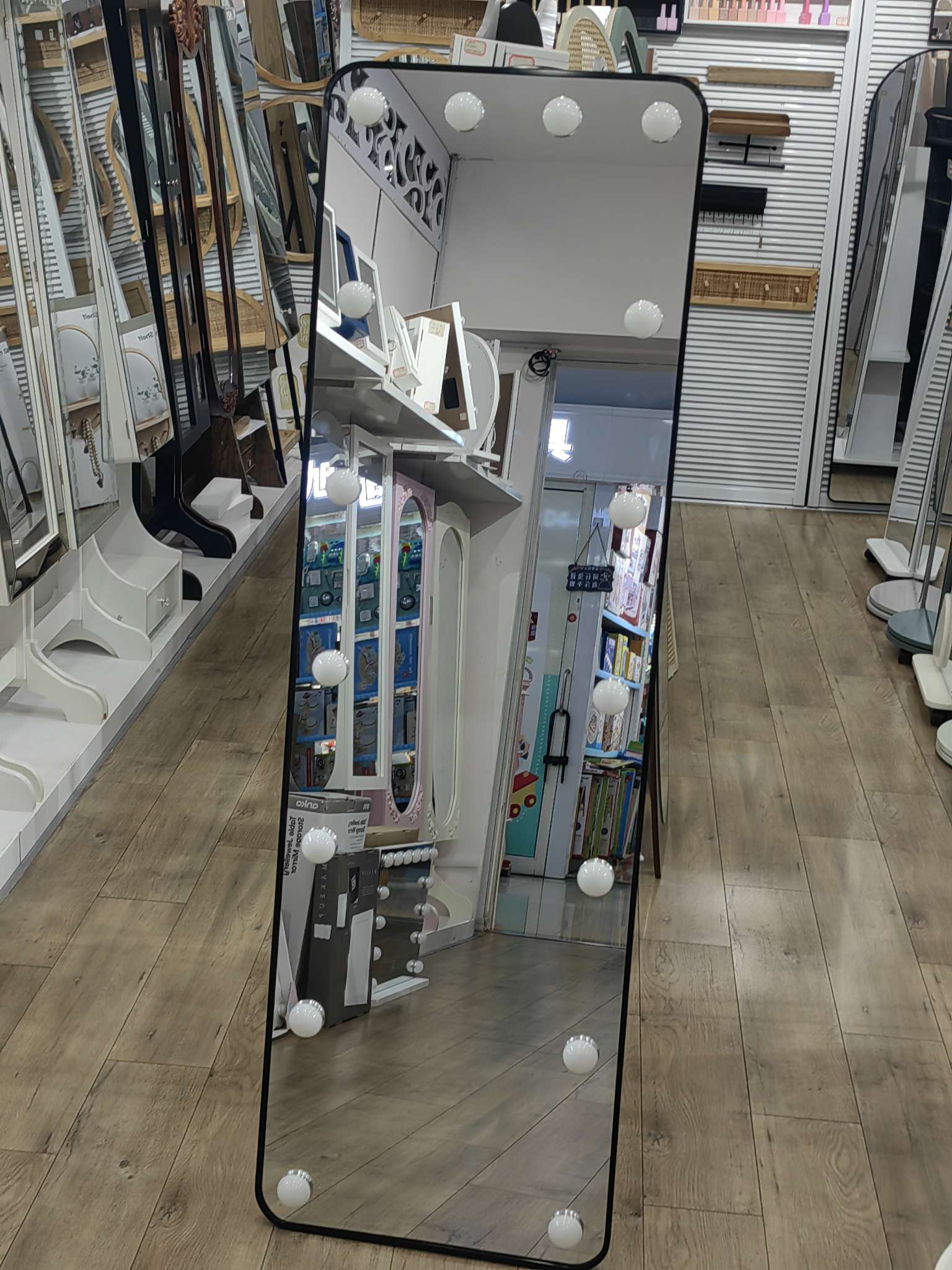 日用百货卫浴洗漱用品led化妆镜台镜掐痘镜梳子镜子化妆镜子镜子装饰实用多功能