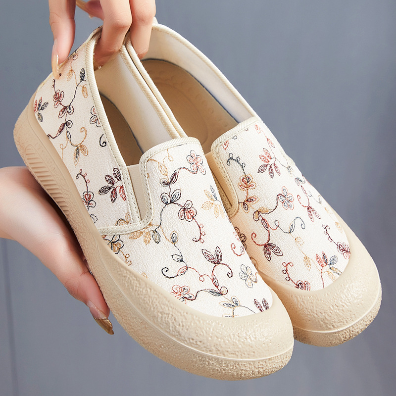 Spring new women's shoes in stock: shallow-mouthed, flat-bottomed, one-foot mom shoes, soft-soled, round-toed, not tiring, lazy casual shoes full figure