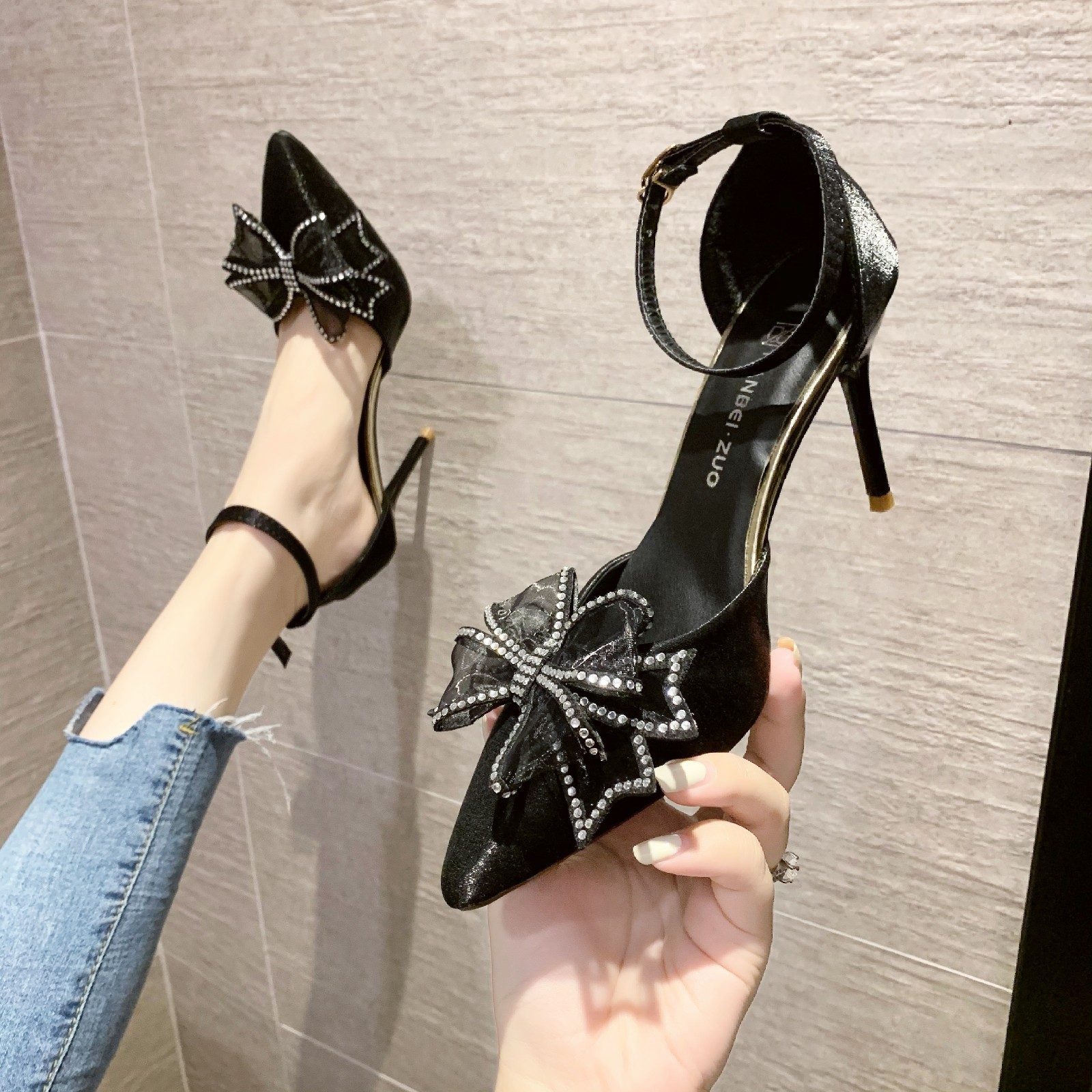 The new bow buckle high heels for women in the summer of 2025, featuring a slender silhouette for European and American socialite, are fashionable women's shoes with a shallow opening for outerwear Application Scenario