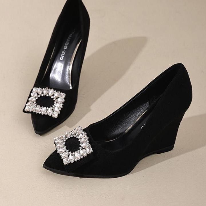 The new Spring/Summer 2025 trendy pointed-toe, shallow-mouthed shoes for women are comfortable and won't tire your feet at work. High heels for women Application Scenario