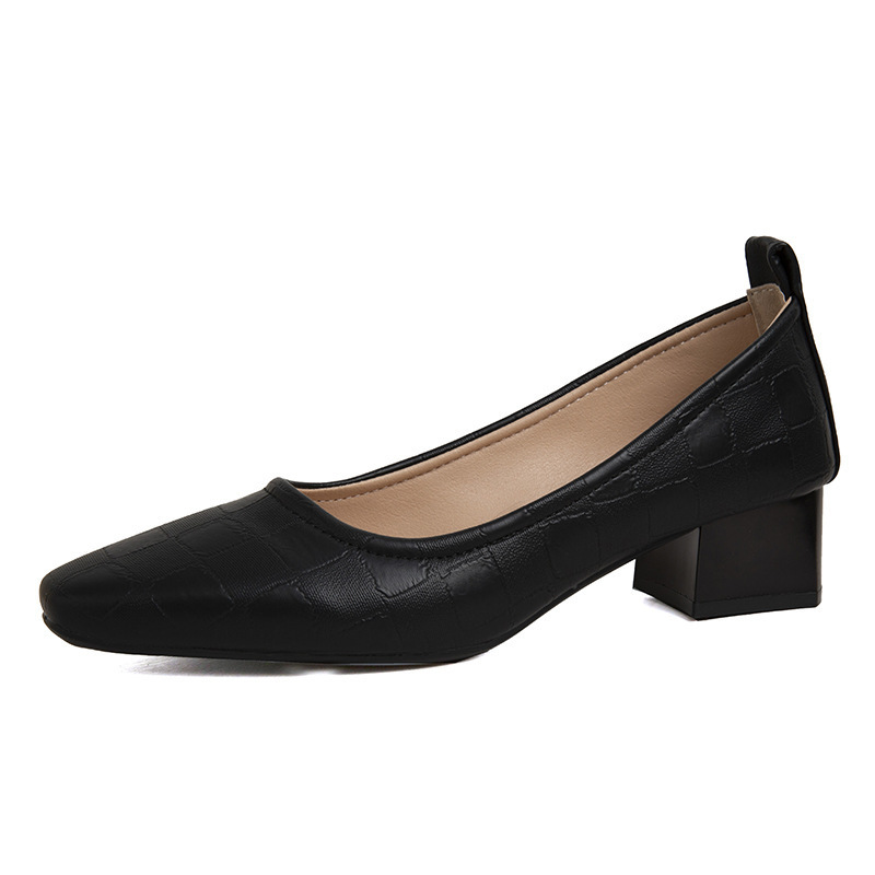 The new Spring/Summer 2023 collection of low-heeled shoes exudes a simple and ladylike charm. They are made of soft leather and do not rub your toes. They are single-toe shoes with low heels Item Picture