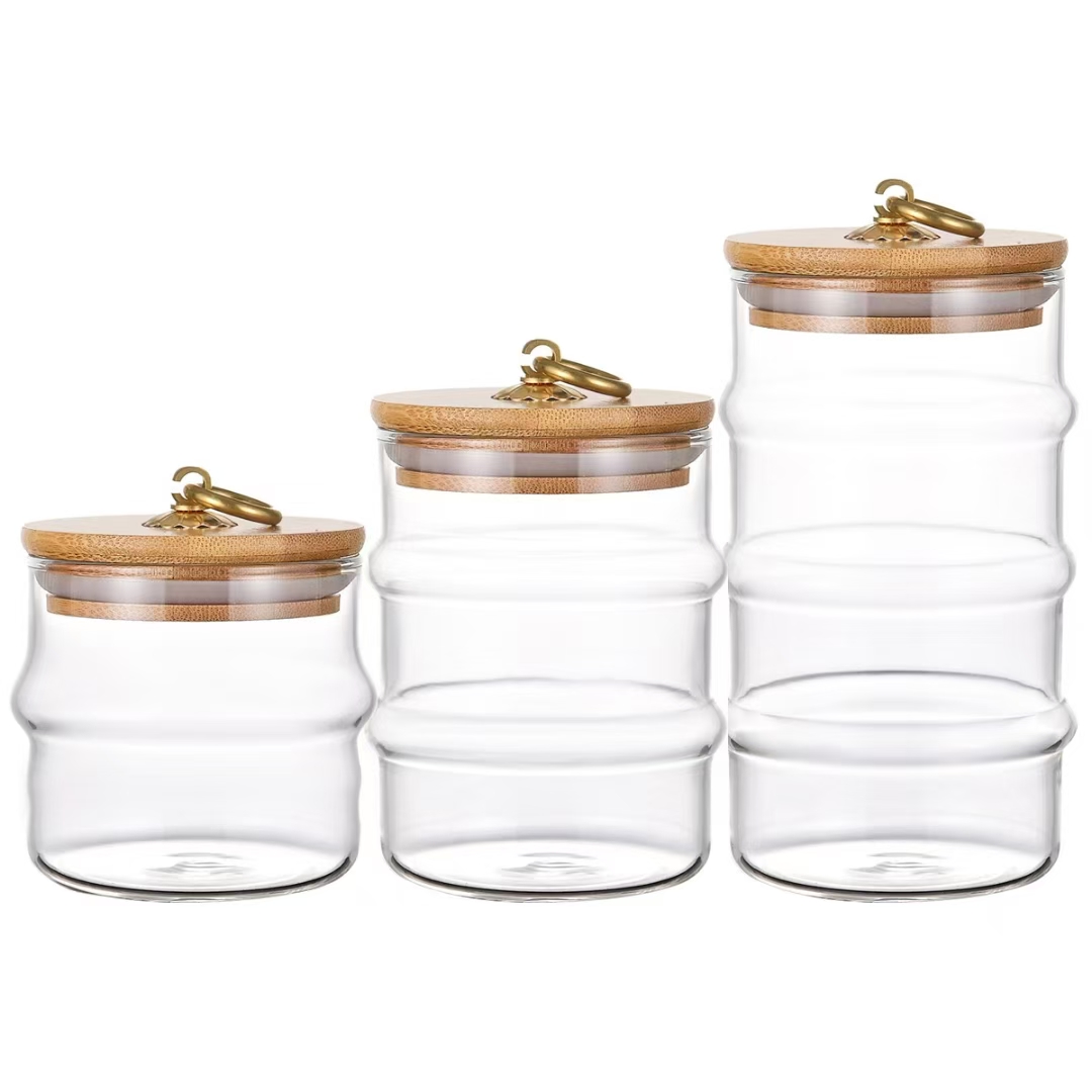 简约玻璃储物罐，木质盖配金属扣，三款大小渐变，透明设计便于收纳