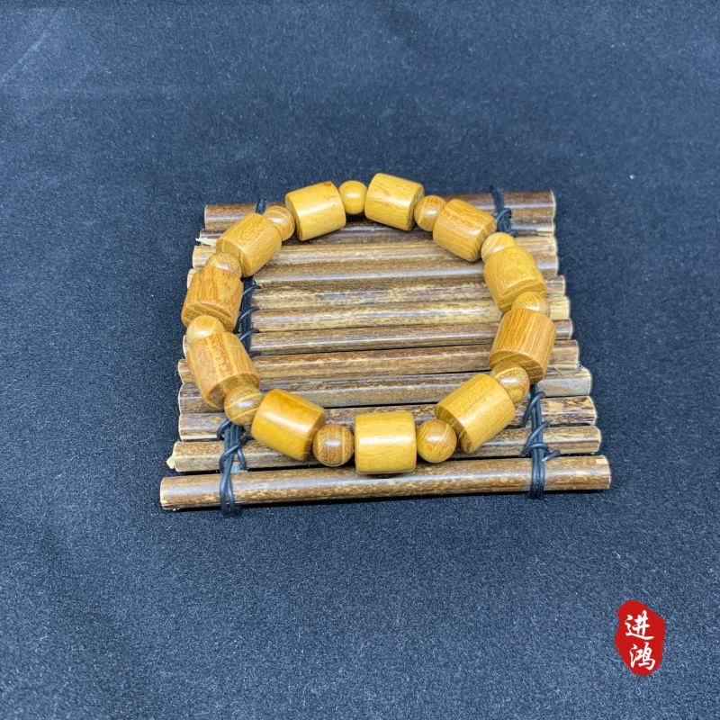 新款手串桶珠款黄金檀手串置于竹席，古朴雅致，自然之美尽显。念珠📿文玩手串佛珠