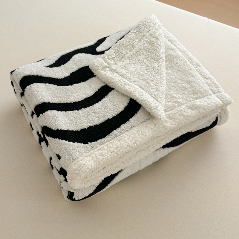 2025 New double-layer yarn-dyed cationic leopard print jacquard Taffy and lambskin cross-border double-layer blanket cover blanket details Picture