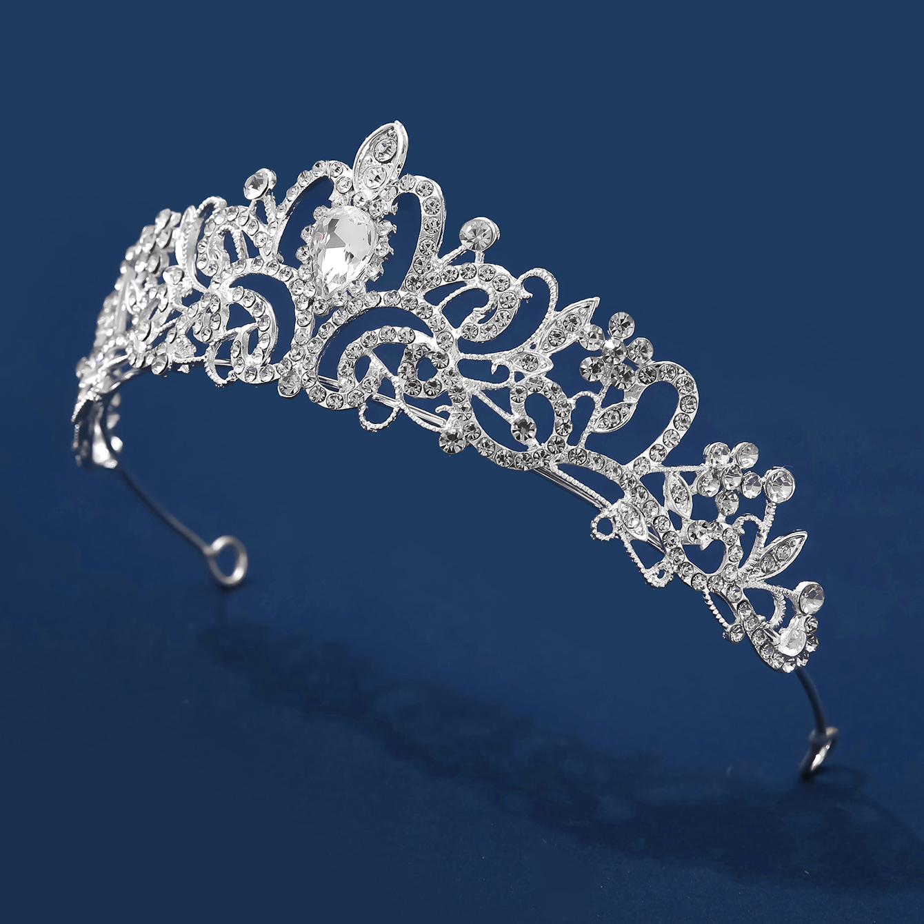 A dazzling silver alloy birthday crown, inlaid with crystal-clear diamonds, is elegant and magnificent, fully demonstrating a noble demeanor. Birthday water diamond, crown, headband, princess headdress, bride's wedding crown, eighteen-year-old coming-of-age ceremony