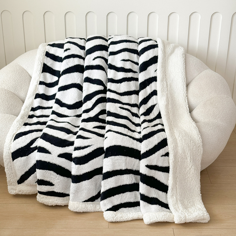 2025 New double-layer yarn-dyed cationic leopard print jacquard Taffy and lambskin cross-border double-layer blanket cover blanket Specification image