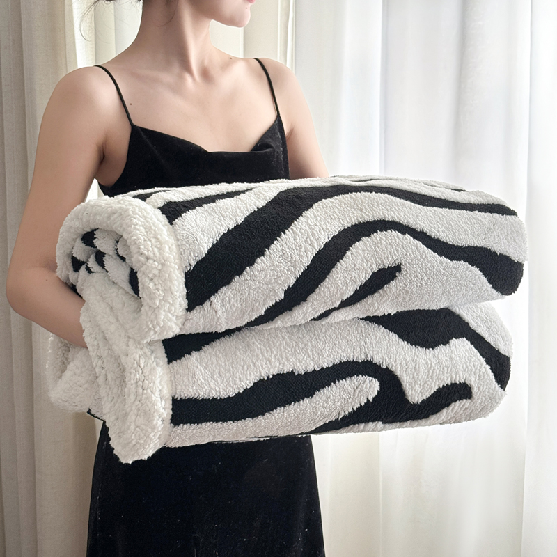2025 New double-layer yarn-dyed cationic leopard print jacquard Taffy and lambskin cross-border double-layer blanket cover blanket Item Picture