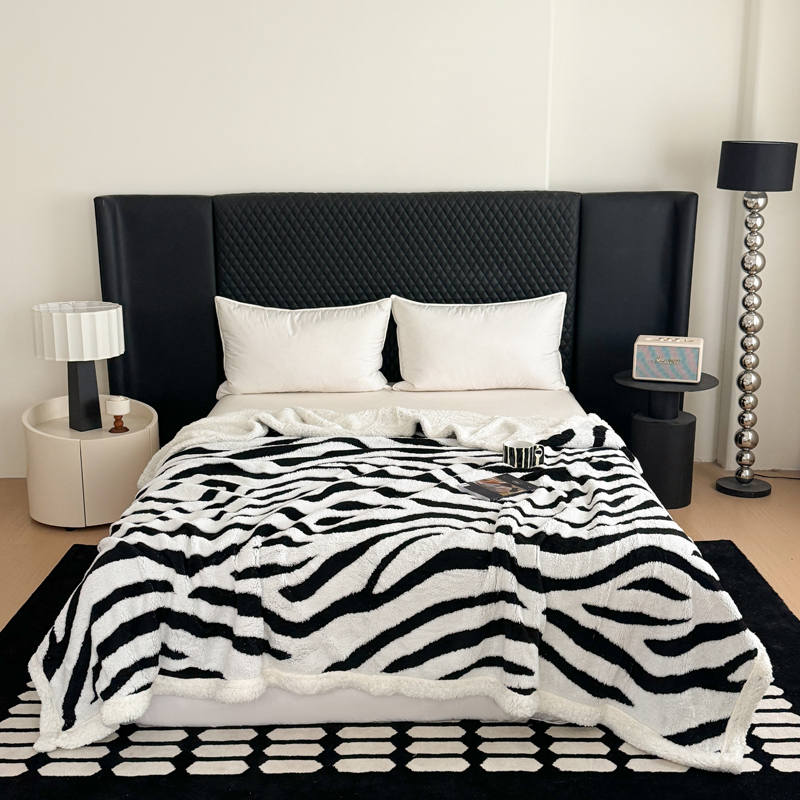 2025 New double-layer yarn-dyed cationic leopard print jacquard Taffy and lambskin cross-border double-layer blanket cover blanket