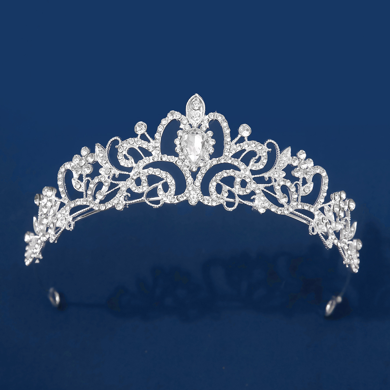 A dazzling silver alloy birthday crown, inlaid with crystal-clear diamonds, is elegant and magnificent, fully demonstrating a noble demeanor. Birthday water diamond, crown, headband, princess headdress, bride's wedding crown, eighteen-year-old coming-of-age ceremony details Picture