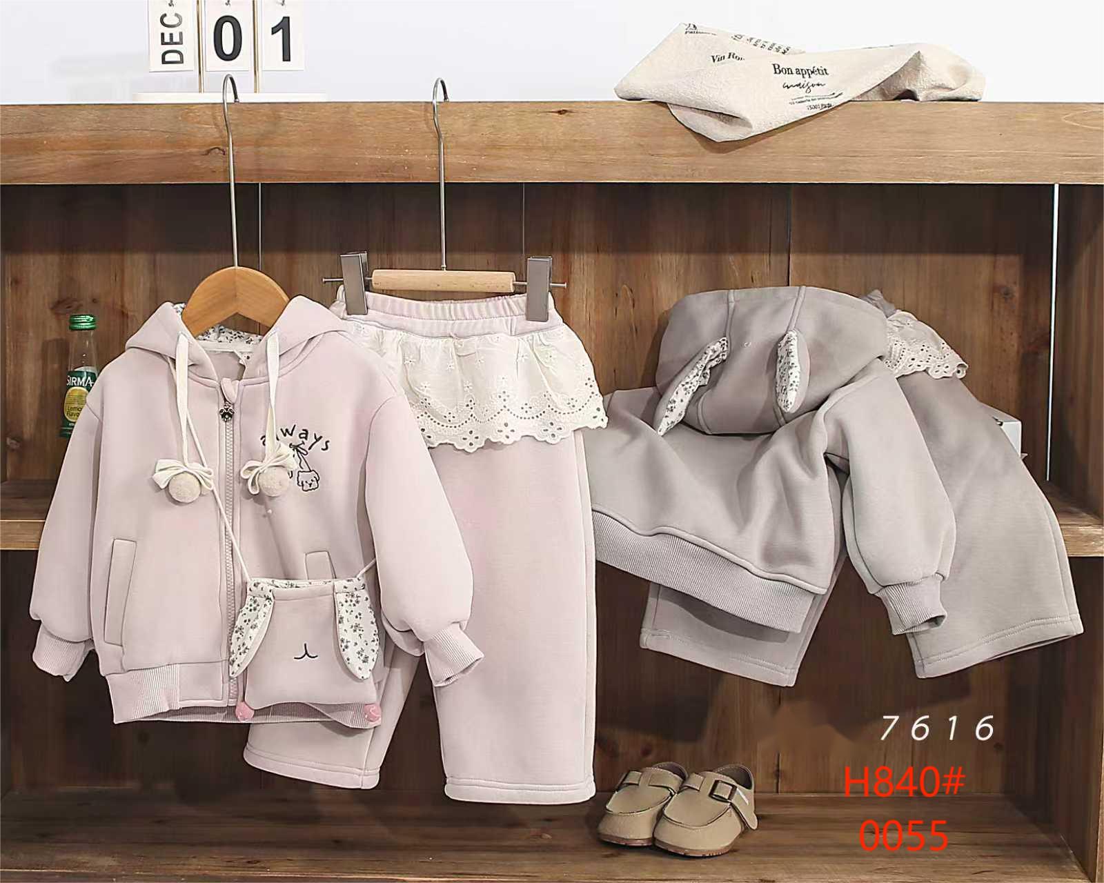 A new Korean-style coat for girls in 2025, a cute and versatile children's spring, autumn and pastoral hoodie