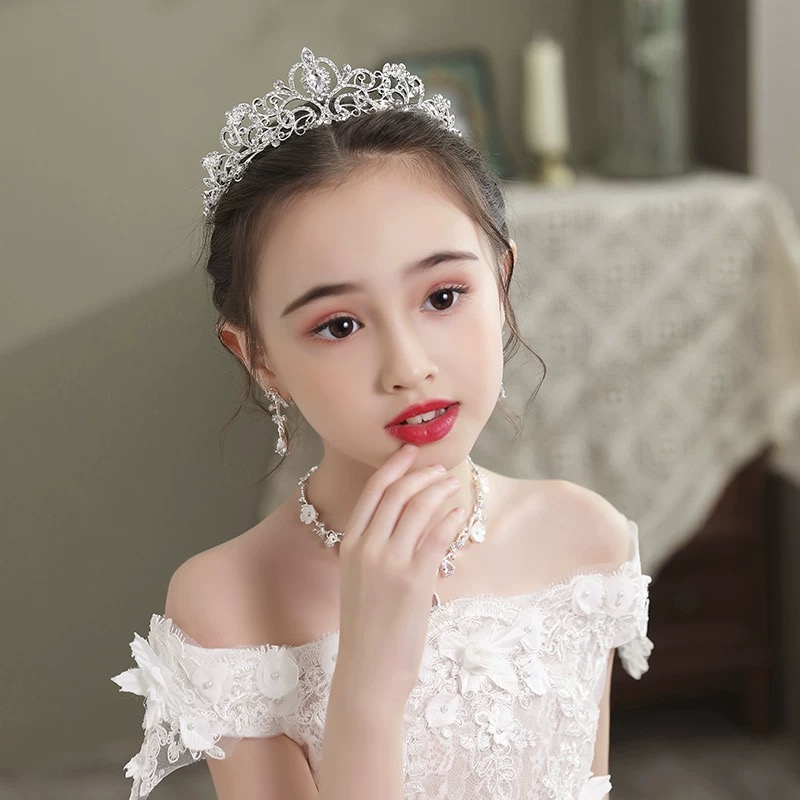 A dazzling silver alloy birthday crown, inlaid with crystal-clear diamonds, is elegant and magnificent, fully demonstrating a noble demeanor. Birthday water diamond, crown, headband, princess headdress, bride's wedding crown, eighteen-year-old coming-of-age ceremony Item Picture