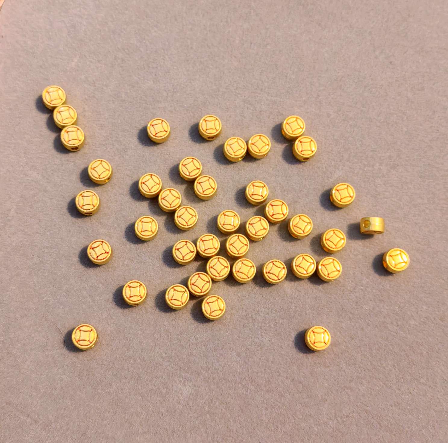 A wide range of fashionable accessories and accessories are carefully selected. There are various personalized decorative accessories with rich and colorful combinations. The combination of accessories and accessories is made of ancient gold