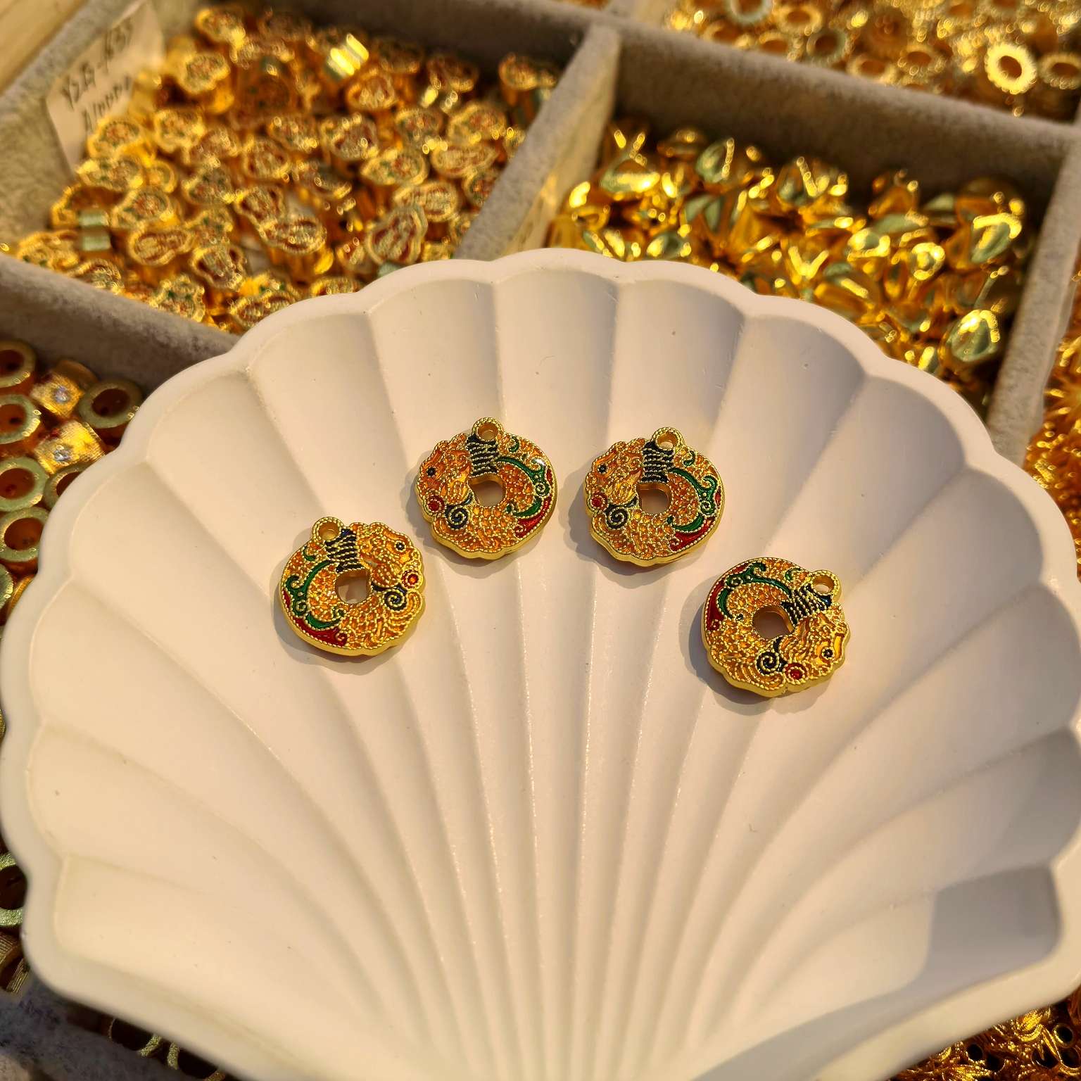 A wide range of fashionable accessory items, creative and eclectic decorative accessories, versatile and trendy accessories, various choices of accessories, marked with ancient gold Item Picture