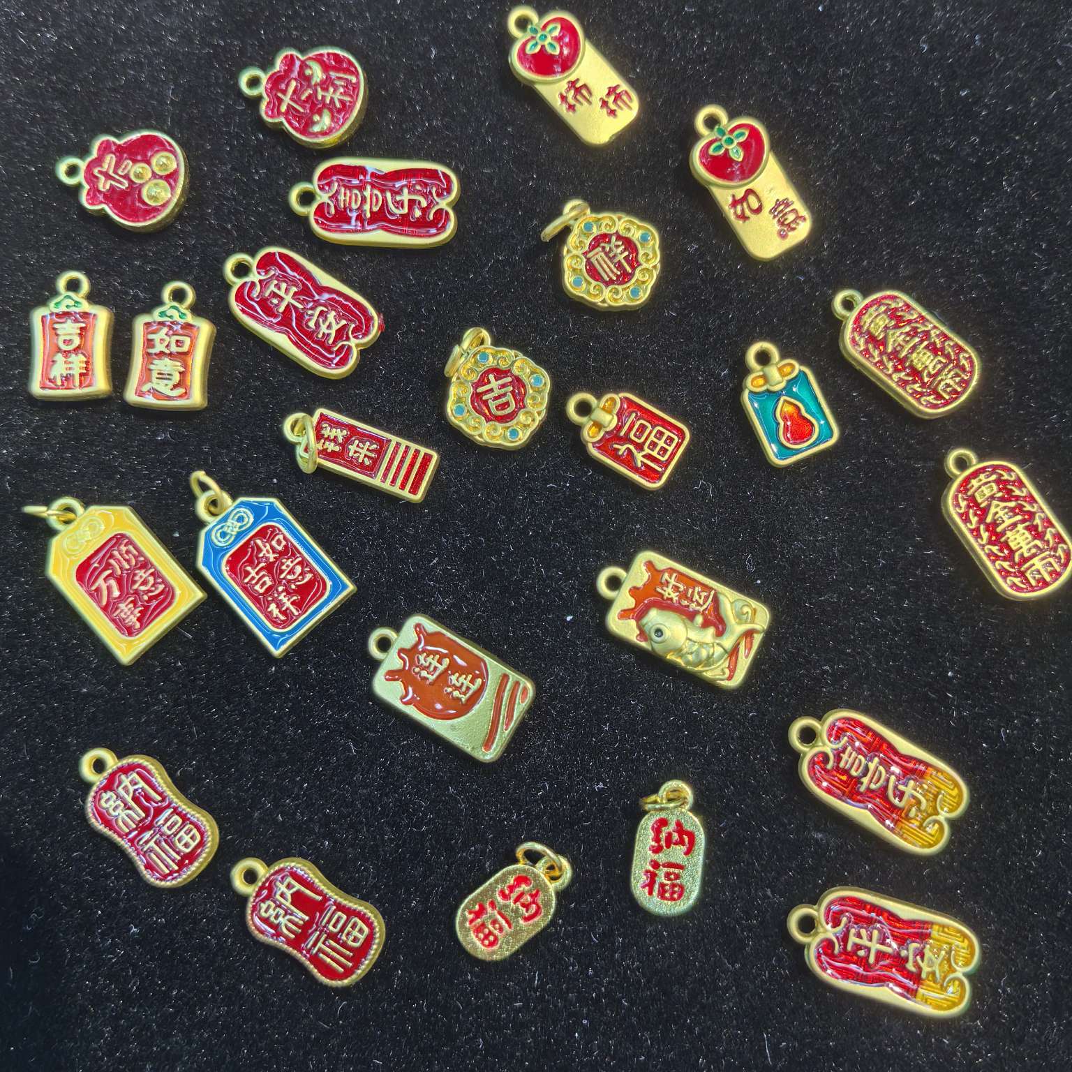 A wide range of fashionable accessories and accessories are carefully selected. There are various personalized decorative accessories with rich and colorful combinations. The combination of accessories and accessories is made of ancient gold details Picture