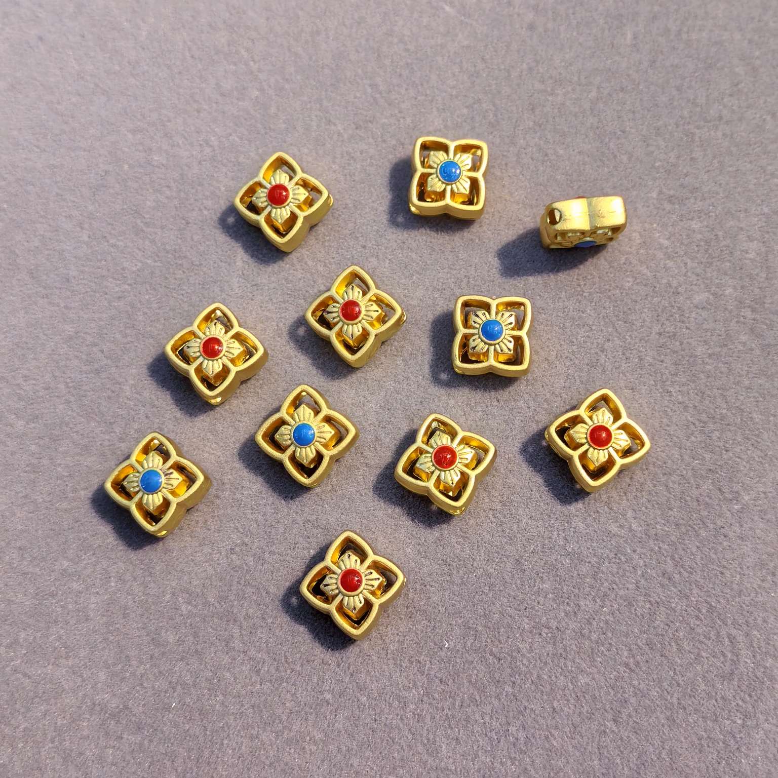 A wide range of fashionable accessory items, creative and versatile decorative accessories, trendy accessories, and a selection of various styles in white Application Scenario