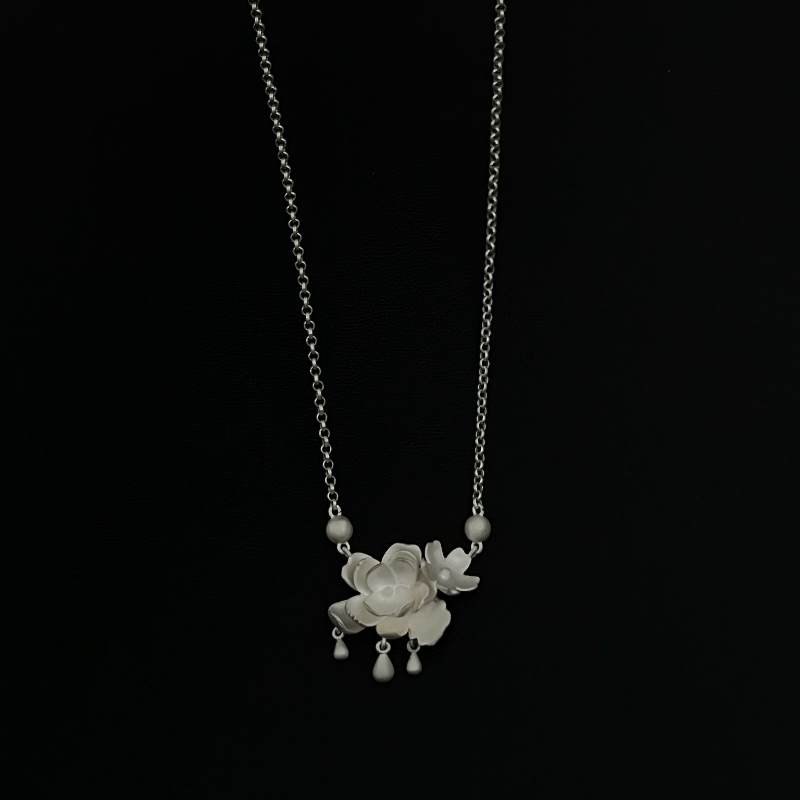 银色花朵吊坠项链简约优雅点缀珍珠与水滴设计尽显女性柔美高雅