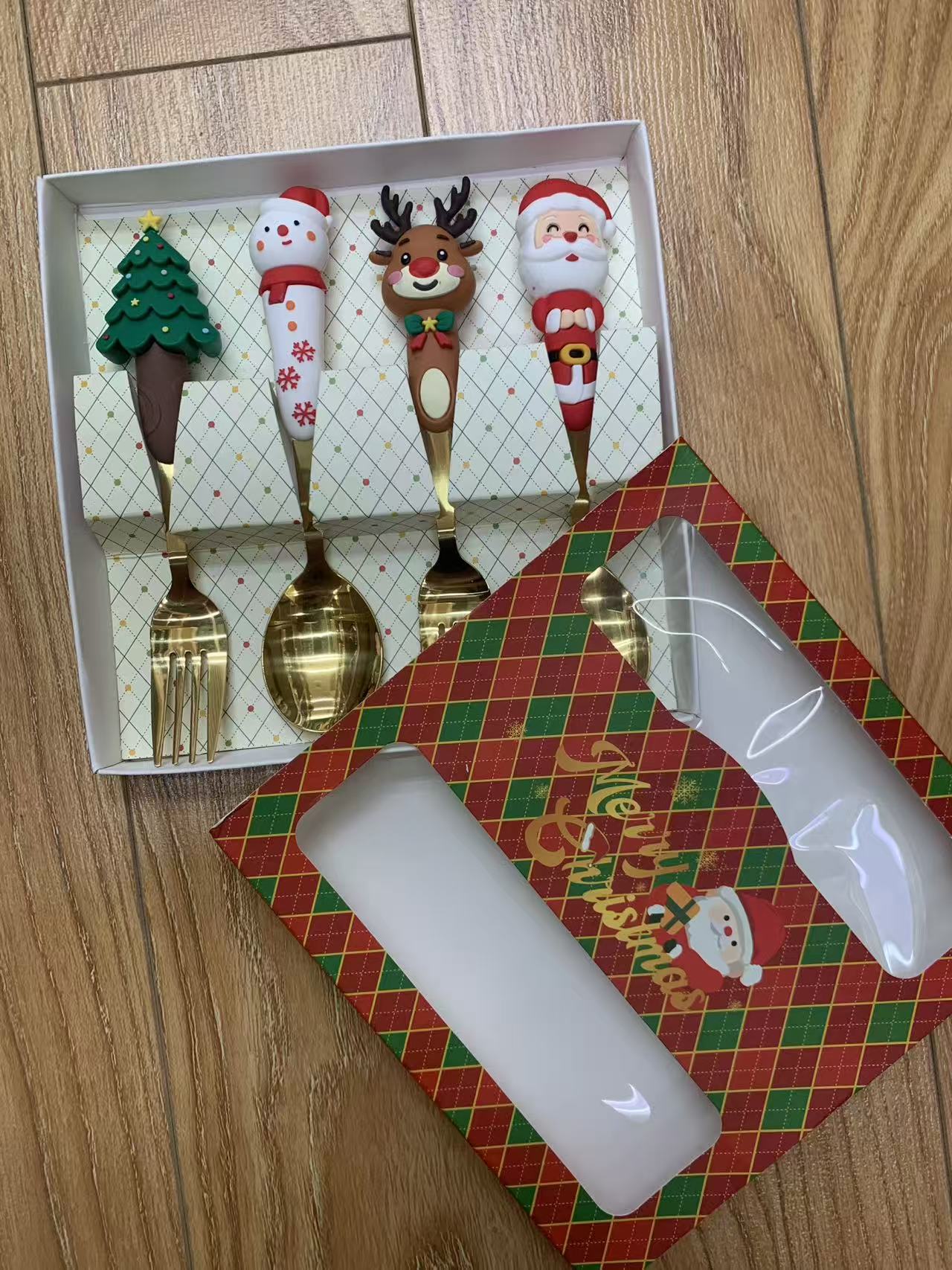 圣诞主题餐具套装，萌趣雪人、驯鹿、圣诞树与圣诞老人设计，节日氛围满满