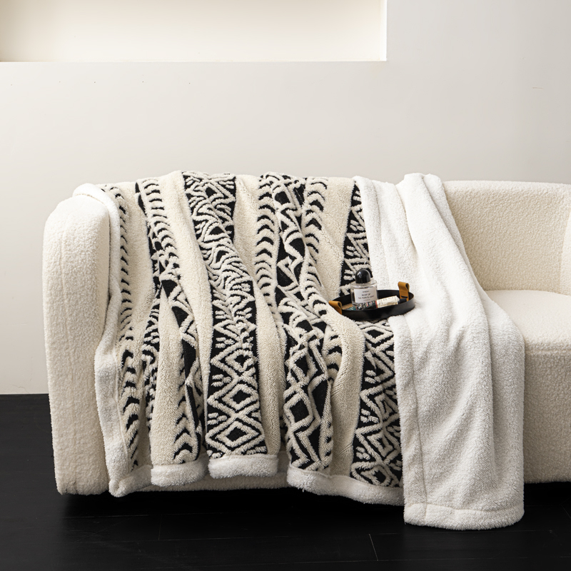 025 New double-layer cationic diamond-shaped jacquard Taffy and lambskin cross-border double-layer blanket cover blanket Specification image