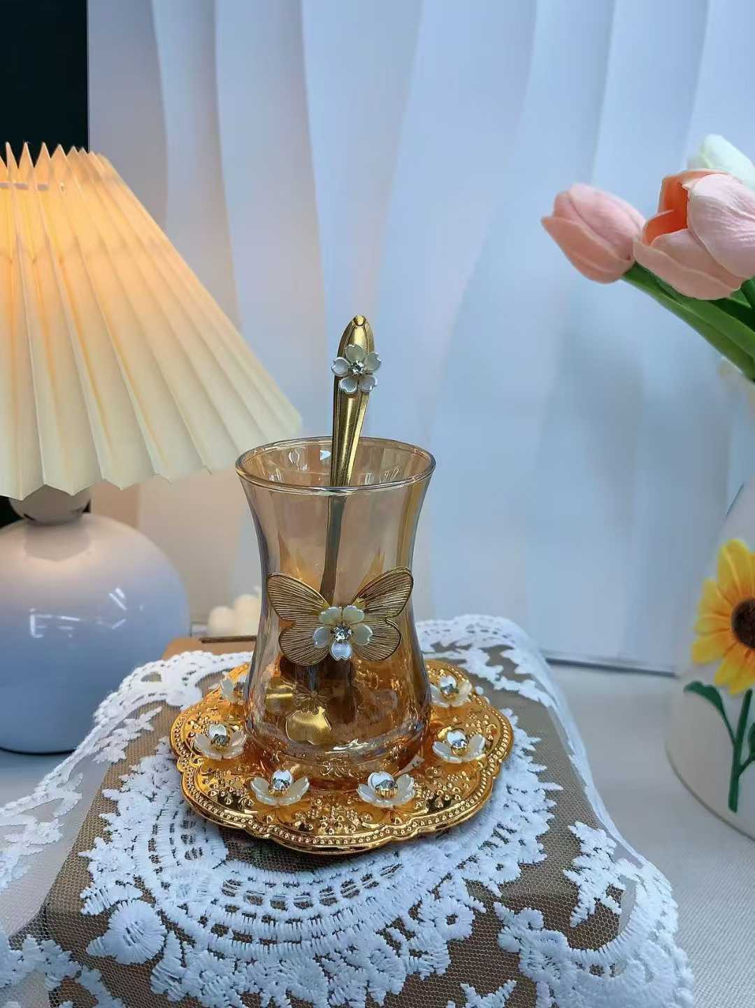 精致蝴蝶杯具，金色点缀花饰，尽显优雅浪漫氛围