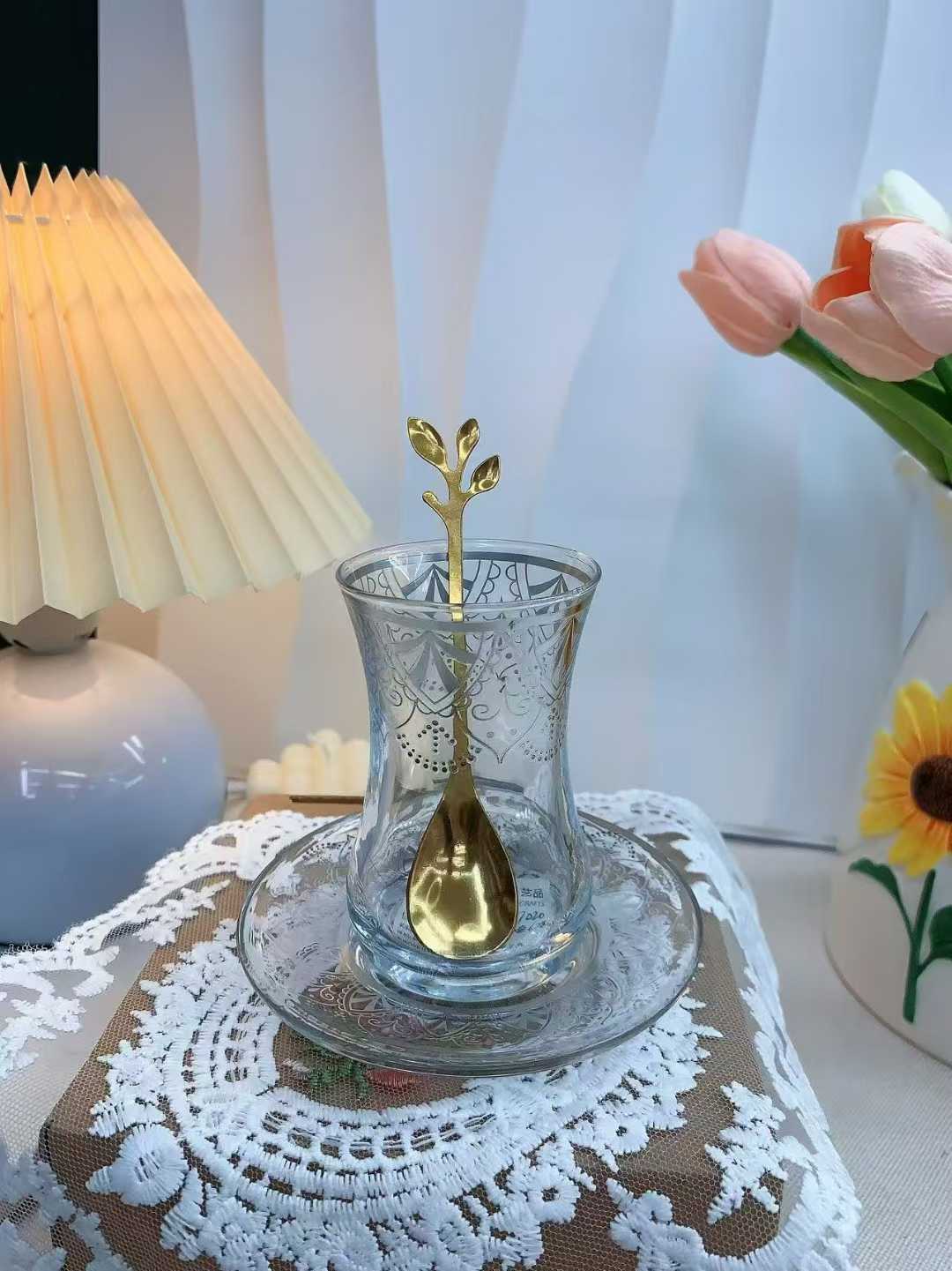 精致蝴蝶杯具，金色点缀花饰，尽显优雅浪漫氛围白底实物图